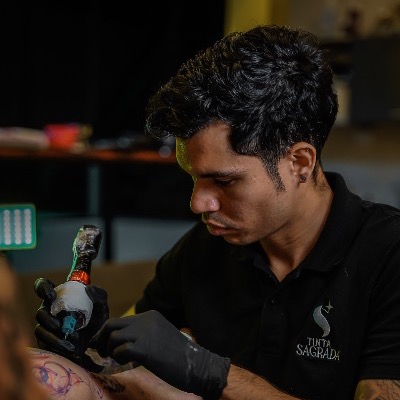 Edward Torres trabajando en un tatuaje